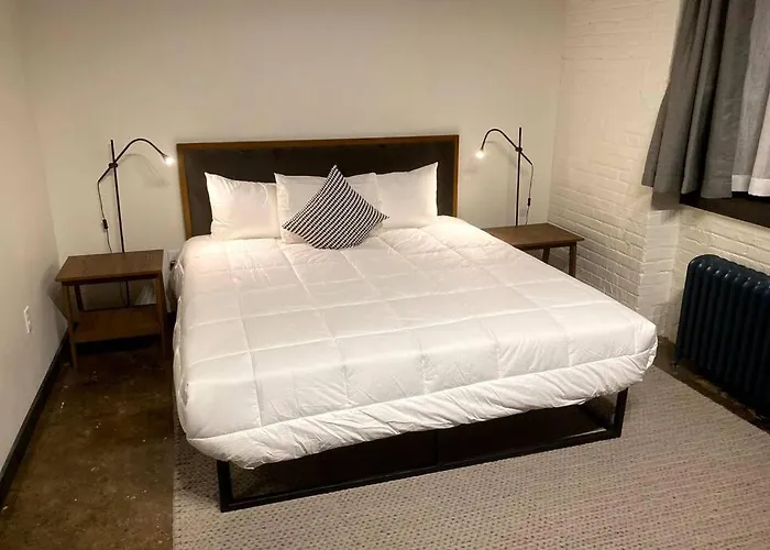 3e-spacious Close To Pitt/cmu/carlow, Sleeps 4 *