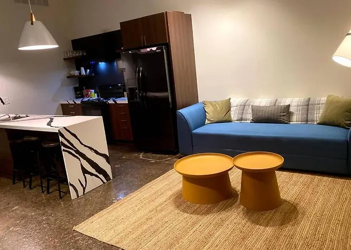 3e-spacious Close To Pitt/cmu/carlow, Sleeps 4 Apartment